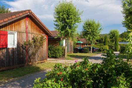 Les 3 ports du Lac de Vouglans - mobil-home en bois avec volets colorés