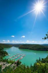 Practical information for the marinas of Lake Vouglans - marina on a lake in the sunshine