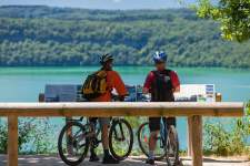 Activities in the Jura Lakes region - cyclist in front of a lake