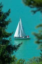 Activités sur le Lac de Vouglans · Ports Vouglans- voilier sur une eau turquoise