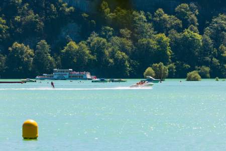 Activities on Lake Vouglans - boats and water-skiing