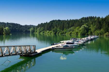 Les 3 ports du Lac de Vouglans - bateaux amarés à un port