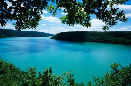 Activities in the Jura Lakes region - turquoise lake surrounded by a forest