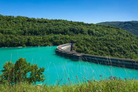 Les 3 ports du Lac de Vouglans- barrage sur un lac entouré d'une forêt