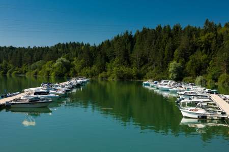 Les Ports de Vouglans · 3 Ports sur le Lac de Vouglans- bateaux amarés à un port