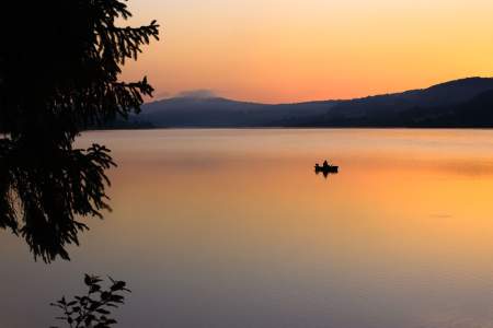 Les 3 ports du Lac de Vouglans - pêcheur sur un lac au coucher de soleil